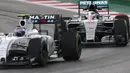 Pembalap Formula Satu Mercedes, Lewis Hamilton (kanan) beraksi di lintasan bersama pembalap lainnya selama sesi latihan kedua di Autodromo Hermanos Rodriguez, (30/10/2015). Panjang lintasannya mencapai 4,421 kilometer. (REUTERS/Edgard Garrido)