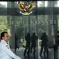 Seorang petugas keamanan melakukan patroli di dalam gedung Mahkamah Konstitusi, Jakarta, Senin (18/1/2016). Mahkamah Konstitusi membacakan 40 putusan perselisihan hasil Pilkada 2015 secara marathon pada Senin (18/1/2016). (Liputan6.com/Helmi Fithriansyah)