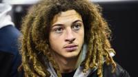 Pemain Chelsea Ethan Ampadu menyaksikan basket NBA London Game 2019 antara Washington Wizards dan New York Knicks di London (17/1). (AFP Photo/Glyn Kirk)