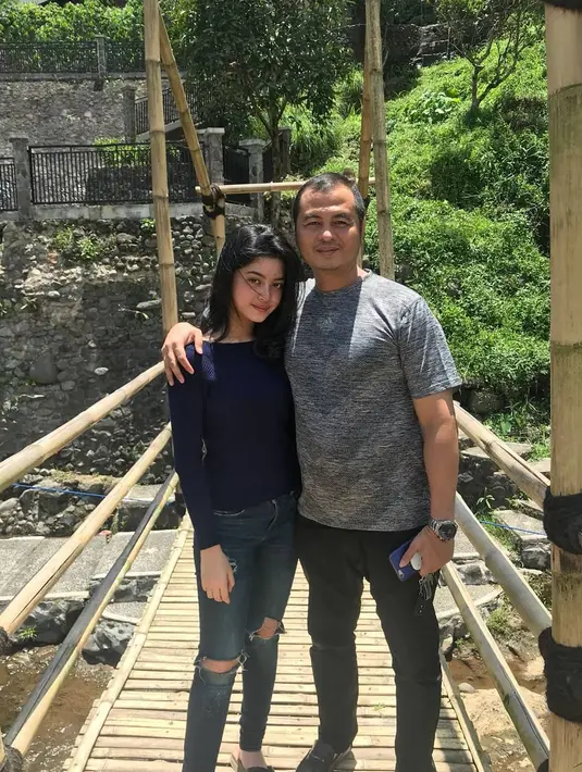 Selain Yoriko, Agus Pebrianto juga sering unggah momen kebersamaannya bareng anak perempuannya itu. Dukung pendidikan dan karier sang anak, Agus Pebrianto kerap temani Yoriko ketika syuting atau jalani project lainnya. Anak kesayangan sang ayah, Yoriko selalu tunjukkan kedekatannya dengan ayah tercintanya di berbagai momen hingga banjir pujian dari warganet. (Liputan6.com/IG/@pebriantoagus)