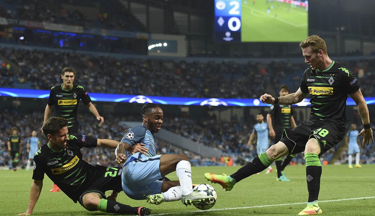 Gelandang Manchester City, Raheem Sterling, berebut bola dengan pemain Borussia M'Gladbach. Pada laga itu wasit mengeluarkan satu kartu kuning untuk pemain City dan Gladbach. (AFP/Paul Ellis)