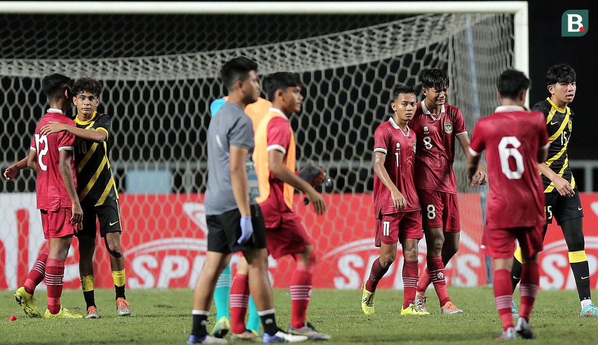 Arkhan Kaka sejatinya sempat membuat gol semata wayang bagi Timnas Indonesia U-17 pada akhir babak kedua. Namun usai membuat gol, Kaka yang sempat membawa bola ketengah lapangan terlihat menangis. (Bola.com/Ikhwan Yanuar)