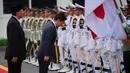 Penandatanganan tersebut merupakan bagian dari rangkaian Defence Minister Meeting 2026. Tampak dalam foto, Menteri Pertahanan Jepang Shinjiro Koizumi (tengah) membungkuk memberi hormat kepada bendera nasional Indonesia dan Jepang saat memeriksa barisan kehormatan bersama Menteri Pertahanan Republik Indonesia, Sjafrie Sjamsoeddin (kiri), selama upacara penyambutan di Jakarta, Senin 4 Mei 2026. (AP Photo/Achmad Ibrahim)
