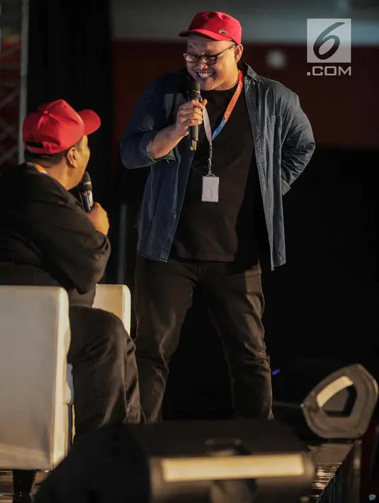Komika Isman HS (kanan) dan Mo Sidik saat tampil dalam Stand Up for Dummies di Jakarta International Comedy Festival (JICOMFEST) 2019, JIExpo Kemayoran, Jakarta, Minggu (4/8/2019). JICOMFEST 2019 menyedot cukup banyak pengunjung, khususnya pecinta komedi. (Liputan.com/Faizal Fanani)