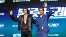 Brad Pitt (kanan) dan Aaron Taylor-Johnson berpose untuk media saat kedatangan mereka untuk konferensi pers dalam mempromosikan film terbaru keduanya Bullet Train di Seoul, Korea Selatan, 19 Agustus 2022. Film ini akan dirilis di Korea Selatan pada 24 Agustus. (AP Photo/Lee Jin-man)