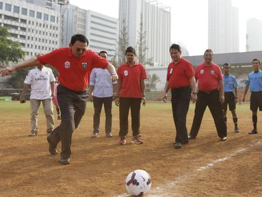Gubernur DKI Jakarta, Basuki T Purnama menendang bola membuka Rusun Cup 2015 di Stadion Soemantri Brodjonegoro, Jakarta, Sabtu (24/10/2015). (Bola.com/Vitalis Yogi Trisna)