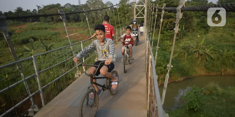 FOTO: Menikmati Sore di Atas Jembatan Gantung