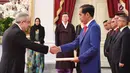 Presiden Jokowi menerima surat kepercayaan dari 11 Dubes Luar Biasa dan Berkuasa Penuh (LBBP), Jakarta, Rabu (4/4). Penyerahan ini menandai dimulainya penugasan resmi dari para dubes di Indonesia. (Liputan6.com/Pool/Biro Pers Setpres)
