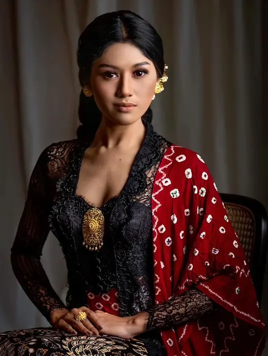Saat rayakan International Women’s Day, begini penampilan lulusan Columbia University tersebut dengan kebaya Jawa berwarna hitam. Rambutnya yang ditata rapi bersanggul membuat Erina disebut cocok bersanding dengan putra bungsu Presiden RI itu. (Liputan6.com/IG/@erinagudono)