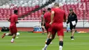 Pelatih Timnas Indonesia, Shin Tae-yong (kanan) saat latihan resmi turnamen Piala AFF di Stadion Utama Gelora Bung Karno, Jakarta, Kamis (22/12/2022). Timnas Indonesia akan melakoni laga penyisihan grup A Piala AFF 2022 melawan Kamboja pada Jumat (23/12). (Liputan6.com/Helmi Fithriansyah)