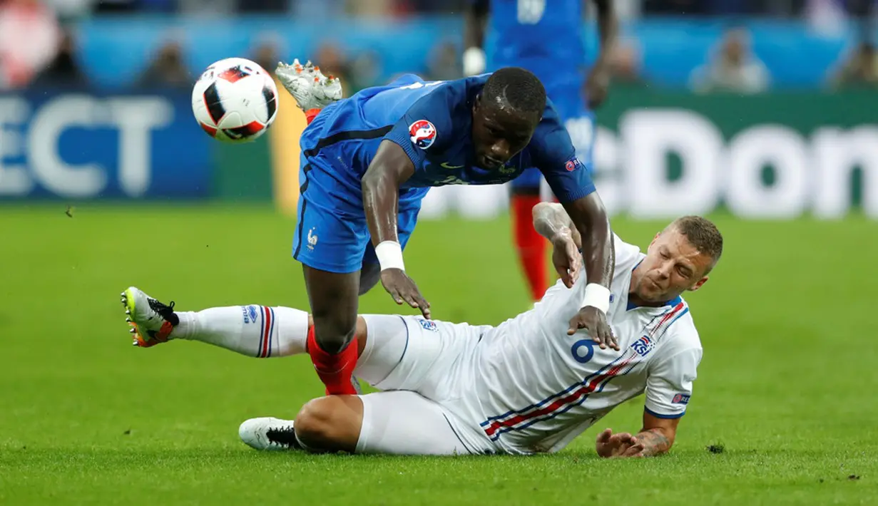 Pemain Prancis, Moussa Sissoko, dilanggar pemain Islandia, Ragnar Sigurdsson, pada laga perempat final Piala Eropa 2016 di Stade de France, Paris, Senin (4/7/2016) dini hari WIB. (Reuters/Carl Recine)