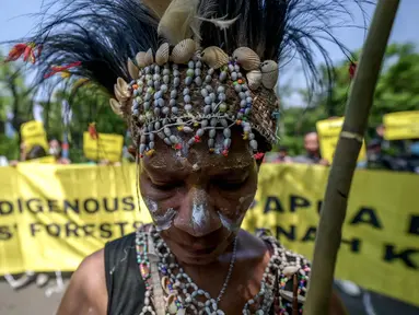 Perwakilan dari suku adat Awyu dan Moi saat melakukan aksi unjuk rasa meminta Mahkamah Agung mencabut izin perusahaan-perusahaan kelapa sawit yang akan beroperasi di tanah Papua, pada tanggal 27 Mei 2024. (BAY ISMOYO/AFP)