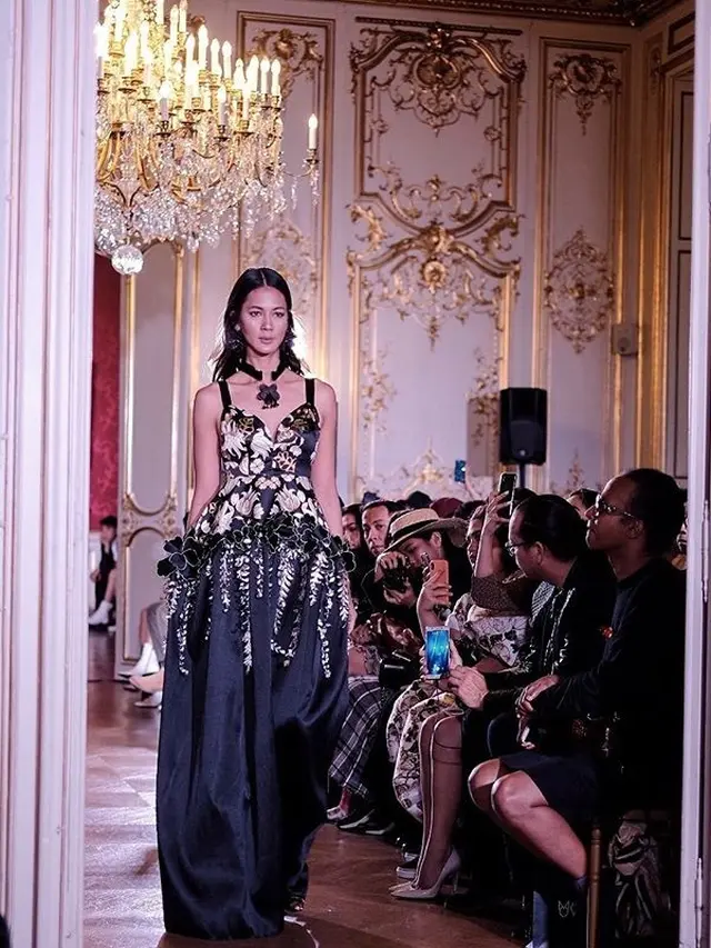 Champagne Gold Make Up Iringi Langkah Paula Verhoeven di Paris Fashion Show