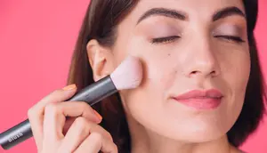 Perbedaan Setting Powder dan Finishing Powder, Kenali Fungsi dan Cara Pakainya