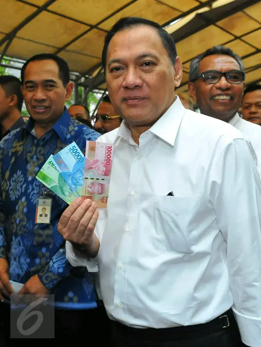 Gubernur BI Agus Martowardojo menunjukan uang baru pecahan 100 ribu, 50 ribu dan 20 ribu saat melakukan sosialisasi di Blok M Square, Jakarta, Senin (19/12). (Liputan6.com/Angga Yuniar)