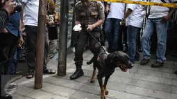 Anjing pelacak dikerahkan menelusuri sekitar lokasi perampokan sadis di Pulomas Utara, Kayuputih, Pulogadung, Jakarta Timur, Selasa (27/12). 11 penghuni rumah mewah itu disekap dalam kamar mandi berukuran 1,5 x 1,5 meter. (Liputan6.com/Faizal Fanani)