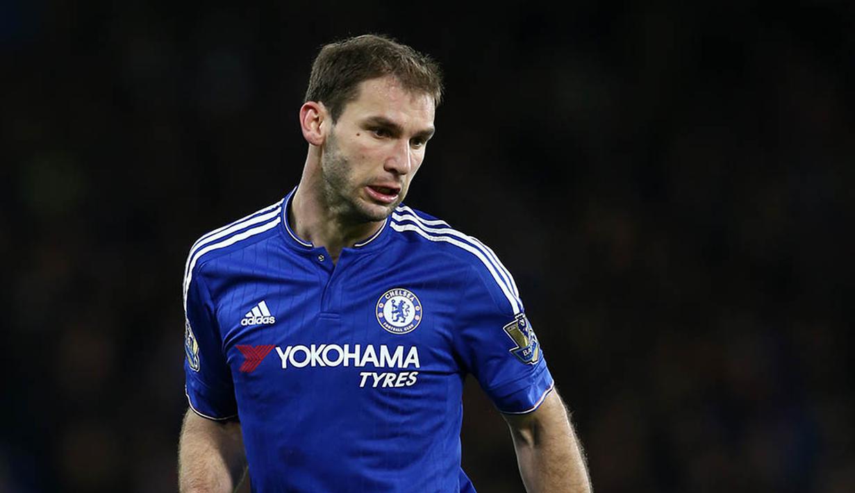 3. Branislav Ivanovic - Bek serba bisa ini tampil memukau saat pra-musim. Tapi saat musim berjalan dirinya malah bermain buruk dan Mou tidak memiliki pelapis dari Ivanovic. (AFP/Justin Tallis)
