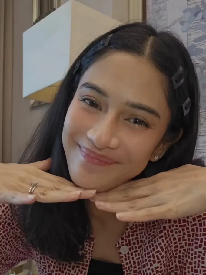 Touch Up Makeup ala Dian Sastrowardoyo dengan Hasil Minimalis,