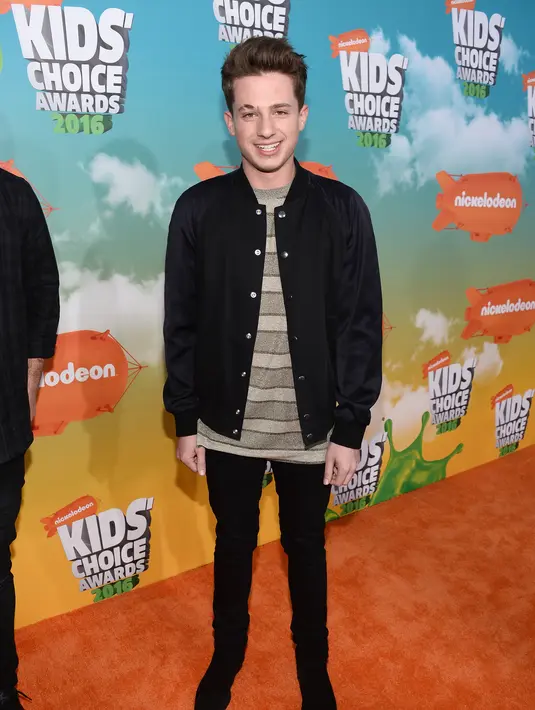 Charlie Puth lahir  2 Desember 1991, ia adalah seorang penyanyi asal New Jersey, Amerika Serikat. Nama Charlie Puth kian terkenal setelah ia menjajal bakat kreatifitas menyanyi di youtube. (AFP/Bintang.com)