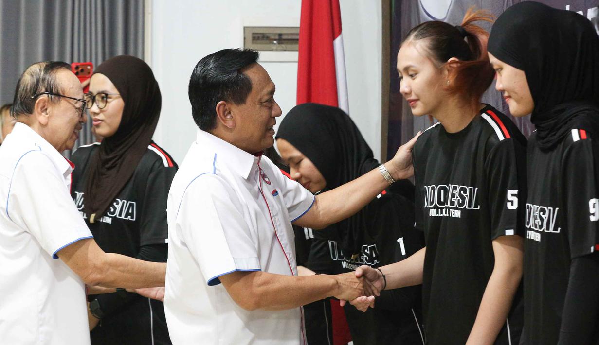Ketua Umum Pengurus Pusat Persatuan Bola Voli Seluruh Indonesia (PP PBVSI), Imam Sudjarwo (tengah) menyalami pemain Timnas voli putri Indonesia saat pelepasan di Padepokan Voli Jenderal Polisi Kunarto, Sentul, Jawa Barat, Selasa (2/6/2026). (Bola.com/Abdul Aziz)