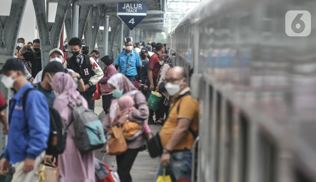 <p>Penumpang turun dari kereta api jarak jauh&nbsp;setibanya&nbsp;di Stasiun Pasar Senen, Jakarta Pusat, Senin (9/5/2022). PT Kereta Api Indonesia (KAI) mengungkapkan gelombang arus balik pemudik pada H+7 Lebaran 2022 terpantau masih tinggi. Tercatat sebanyak 40.800 penumpang tiba pada hari Senin ini dikarenakan penundaan waktu sekolah dan pelaksanaan Work From (WFH). (merdeka.com/Iqbal S Nugroho)</p>
