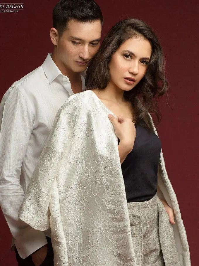 [Bintang] Pevita Pearce dan Mike Lewis