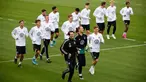 Para pemain Jerman melakukan pemanasan selama sesi latihan di Dortmund, Jerman, Senin (7/10/2019). Jerman akan menghadapi Argentina dalam laga persahabatan di Signal Iduna Park pada 10 Oktober 2019. (Ina FASSBENDER/AFP)