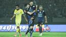 Pemain Arema Cronus, Samsul Arif bersama Esteban Vizcarra merayakan gol yang dicetak ke gawang Persegres G.U pada laga Piala Jenderal Sudirman di Stadion Kanjuruhan, Malang, Selasa (20/11/2015). Arema berhasil menang 4-1. (Bola.com/Kevin Setiawan)