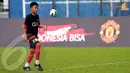 Salah satu anak SSB Asiop Apacinti terlihat serius dalam menjalani Training Camp Ayo Indonesia Bisa di Lapangan C Senayan Jakarta (Liputan6.com/Helmi Fithriansyah)