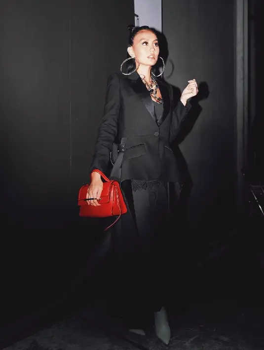 Menimpali pengakuan Agnez Mo, Deddy dengan percaya diri mengatakan bahwa ia masuk di waktu yang tepat hingga akhirnya berhasil merebut hati Agnez Mo. Kabar bahagia lainnya, ternyata mereka pernah berpacaran selama lebih dari tiga tahun. (Instagram/agnezmo)