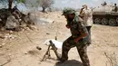 Pasukan tentara Libya saat membombardir militan ISIS untuk merebut kembali kota Sirte, Libya, (21/7). Dalam pertempuran tersebut, 13 anggota ISIS tewas dan lebih dari 110 orang terluka. (REUTERS/Goran Tomasevic)