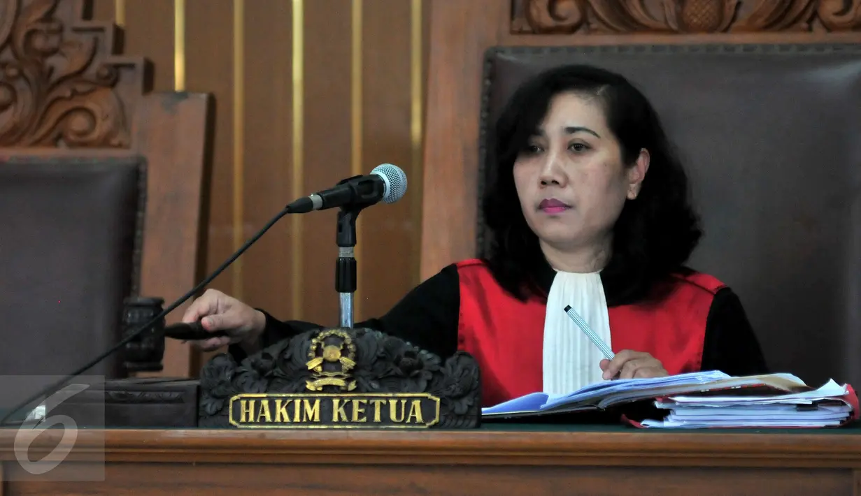 Hakim Pengadilan Negeri Jaksel Udjiati mengetok palu usai membacakan putusan sidang Pra Peradilan atas pemohon mantan Dirut PT Pelindo II RJ Lino, Selasa (26/1). Dalam sidang itu Hakim menolak permohonan praperadilan RJ Lino. (Liputan6.com/Yoppy Renato)