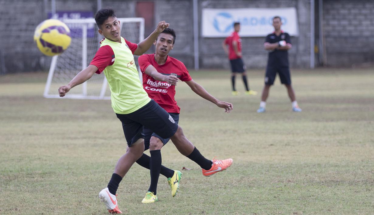 Pemain Bali United, Fadil Sausu menendang bola saat mengikuti latihan jelang laga Piala Presiden melawan Mitra Kukar di Lapangan Trisakti, Bali, Rabu (9/2/2015). (Bola.com/Vitalis Yogi Trisna)