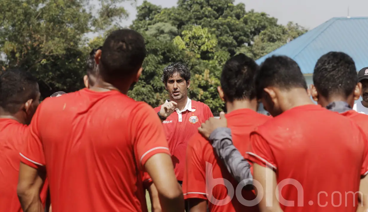 Pelatih Persija Jakarta, Stefano Cugurra Teco, memberikan arahan kepada pemain Persjia Jakarta. Dengan adanya lapangan dan mes baru diharapkan latihan semakin efektif. (Bola.com/M Iqbal Ichsan)