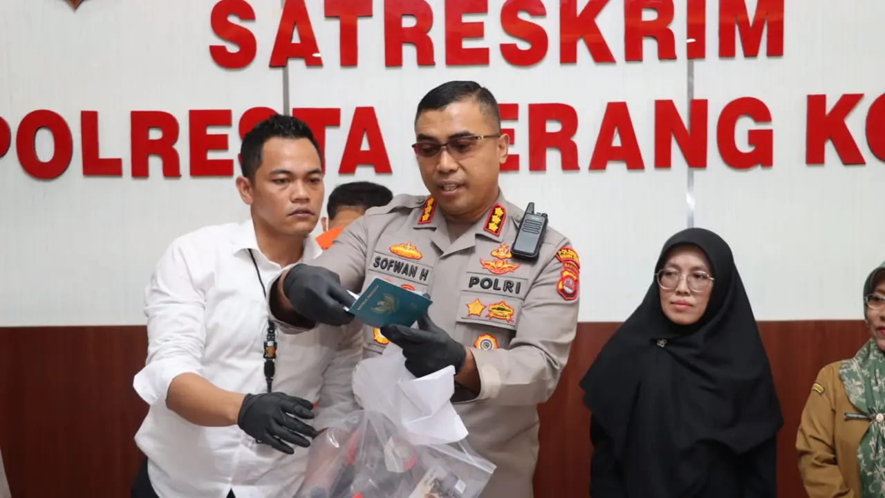 Kapolresta Serkot, Kombes Pol Sofwan Hermanto, Menunjukkan Barang Bukti Perdagangan Orang Ke arab Saudi. (Senin, 12/05/2023). (Yandhi Deslatama/Liputan6.com).