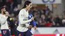 Striker Paris Saint Germain (PSG), Edinson Cavani, melakukan selebrasi usai membobol gawang RC Strasbourg pada laga Liga 1 Prancis di Stadion Stade de la Meinau, Rabu (5/12). Kedua tim bermain imbang 1-1. (AP/Jean-Francois Badias)