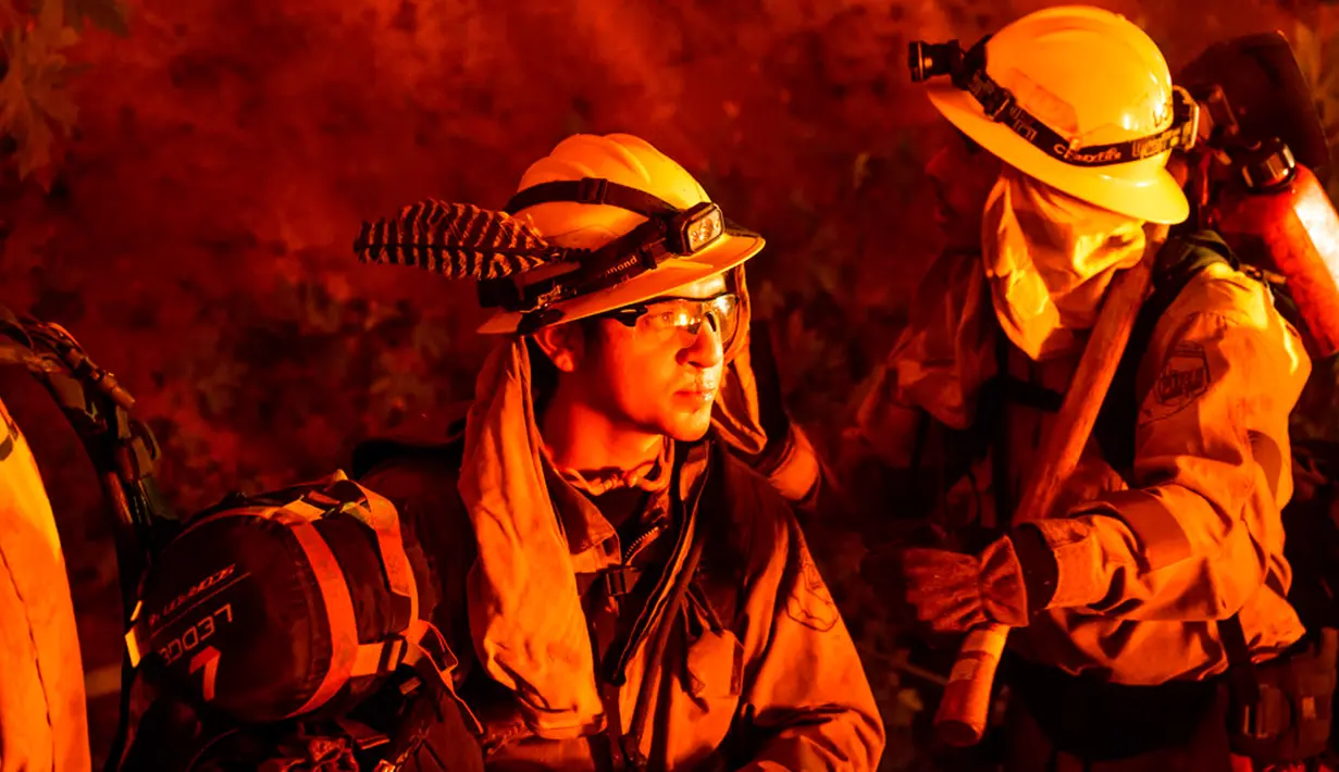Petugas pemadam kebakaran bersiap untuk memerangi Mosquito Fire yang menyala di Michigan Bluff Rd, Placer County, California, Amerika Serikat, 7 September 2022. (AP Photo/Noah Berger)