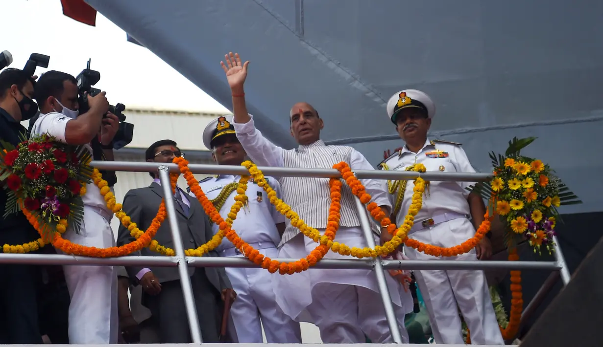 Menteri Pertahanan India Rajnath Singh (tengah) melambai saat upacara peluncuran kapal perang INS Udaygiri di halaman Mazagaon Dock Shipbuilders Limited, Mumbai, India, Selasa (17/5/2022). (Punit PARANJPE/AFP)