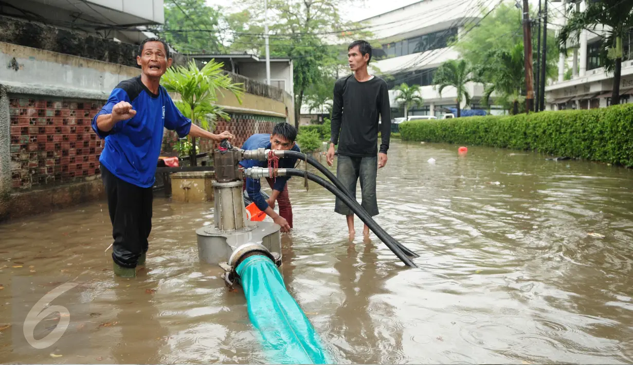 Petugas menggunakan pompa penyedot banjir untuk menguras genangan banjir di kawasan Kemang, Jakarta, Selasa (4/10). Pihak terkait sudah menurunkan empat pompa untuk menyurutkan banjir ini. (Liputan6.com/Gempur M Surya)