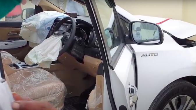 Bernasib Sial, Mobil Pria Ini Nabrak Tembok Padahal Baru Sehari Keluar Dealer. (Sumber: YouTube/BMC HD Videos)