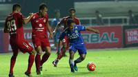 Pemain Persib Bandung Gian Zola Nasrulloh mencoba melewati hadangan para pemain Semen Padang dalam perebutan juara ketiga Piala Presiden 2017 di Stadion Pakansari, Cibinong, Bogor, Sabtu (11/3/2017) malam WIB. (Helmi Fithriansyah)