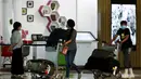 Calon penumpang pesawat menggunakan masker pelindung saat berada di Pintu Kedatangan Terminal 3 Ultimate Bandara Soekarno Hatta, Tangerang, Jumat (31/1/2020). Hal itu dilakukan sebagai antisipasi penularan dan penyebaran virus corona (2019-nCov). (Liputan6.com/Johan Tallo)