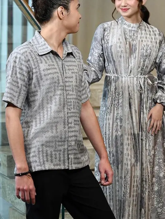 <p>Tissa Biani tampil dengan dress pleated warna silver printed dengan aksen beads pada leher dan belt tali. Lengan dibuat berkerut di bagian bawah. [@geulis.id]</p>