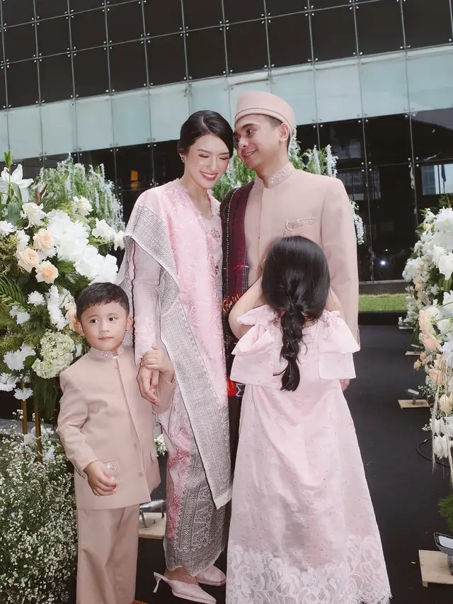8 Momen pernikahan adik Raditya Dika, kental nuansa adat Mandailing