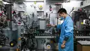 Karyawan saat bekerja di pabrik baterai di Huaibei, China (6/3). Industri metalurgi, permesinan, elektronik, dan makanan telah menghasilkan lebih dari 100 jenis produk yang telah mencapai atau mendekati level nasional atau internasional. (AFP Photo/STR)