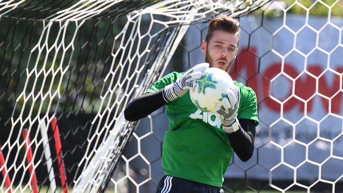 Kiper Timnas Spanyol dan Manchester United, David de Gea, mengikuti sesi latihan. (AFP/Robyn Beck)