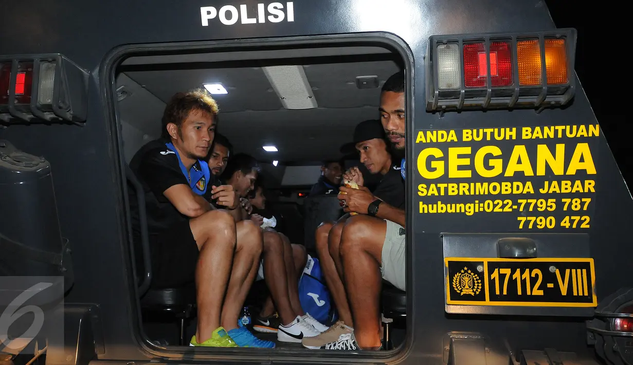 Sejumlah pemain Mitra Kukar berada dalam kendaraan taktis milik Satuan Brimob Polda Jabar usai berlaga melawan Persib di Stadion Si Jalak Harupat, Bandung, Sabtu (10/10/2015). Mitra Kukar kalah 1-3 dari Persib. (Liputan6.com/Helmi Fithriansyah)