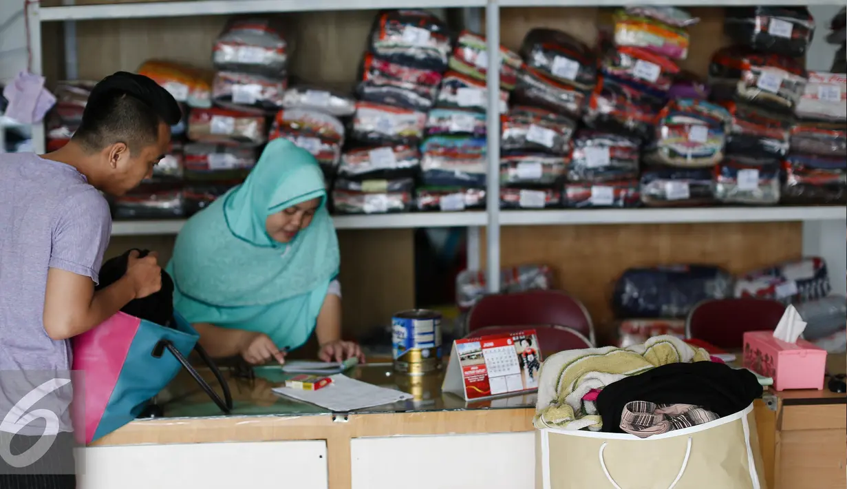 Seorang konsumen menggunakan jasa pencucian pakaian (laundry) di Jakarta, Selasa (12/7). Usaha pencucian pakaian mengalami peningkatan omset hingga 20% dibanding hari biasa setelah libur lebaran. (Liputan6.com/Faizal Fanani)