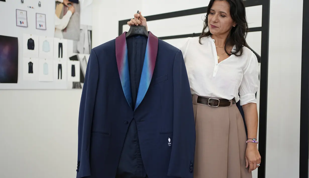 <p>Berluti, merek mewah terkenal asal Prancis yang didirikan pada tahun 1895, dipilih untuk membuat pakaian tersebut. (AP Photo/Laurent Cipriani)</p>