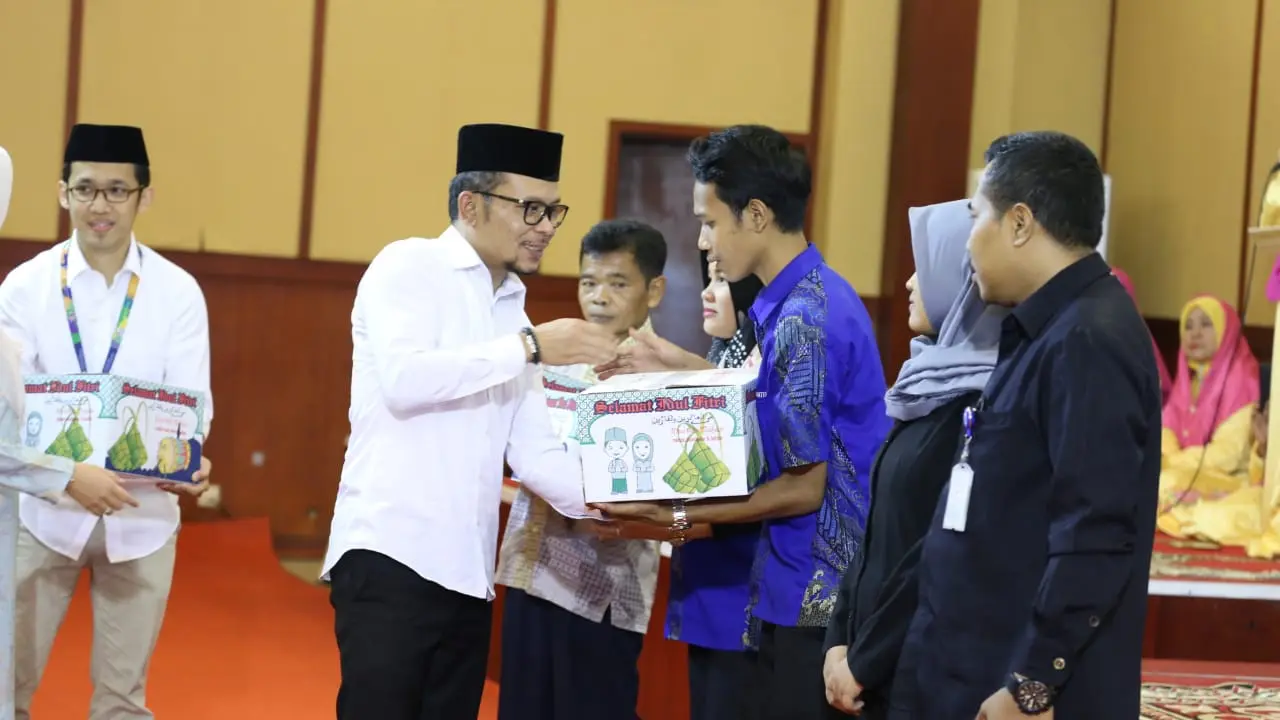 Menaker Hanif Dhakiri Bagikan 100 Paket Ramadan di Lingkungan Kemnaker